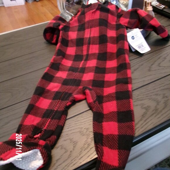 1 NEW  Gerber BOY GIRL 12 Months Zip Up Sleepers/ Red & Black PLAID CHECK - Picture 4 of 4